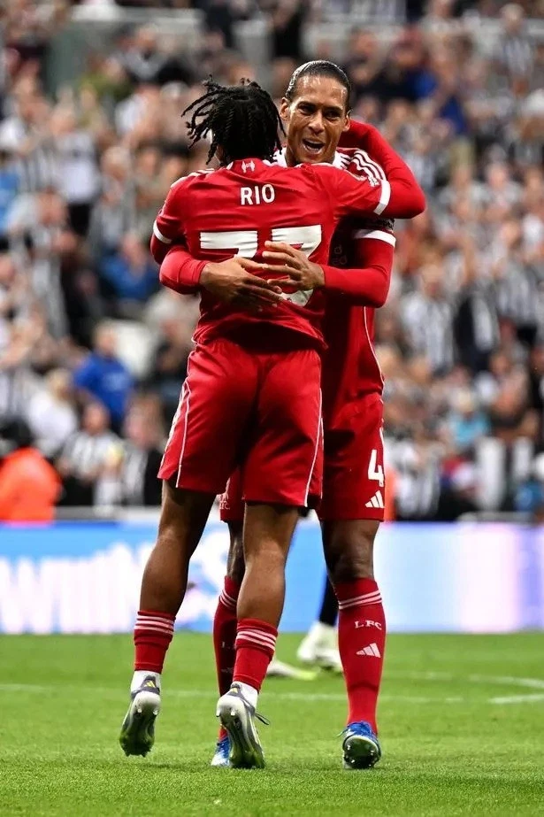 Juego de nombres de tamaño de jugador blanco Liverpool Rio Ngumoha 73 2025/2026 Foto 4 de 4