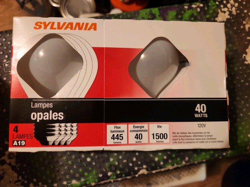 Sylvania 40 Watt Soft White Bulbs 4 Pack BRAND NEW Non LED