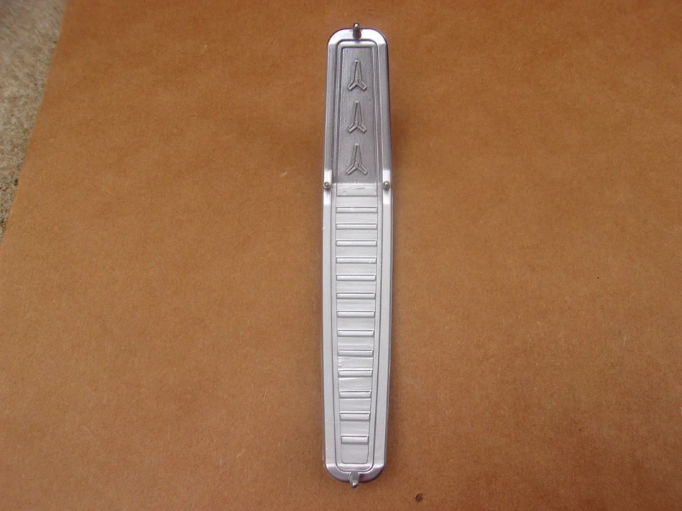  NUEVO 1965 Plymouth Fury II III Rejilla Adorno Plástico Medallón Emblema Foto 2 de 3