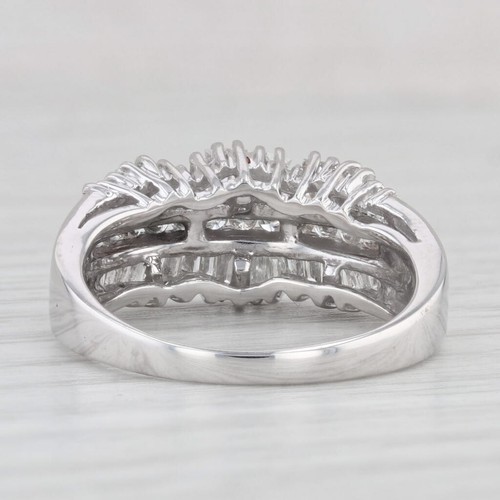 Anello In Diamante 1CTW In Oro Bianco 14K Misura 8.25 Baguette E Rotondo - Foto 4 di 10