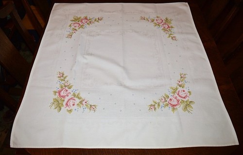 VICTORIAN PINK SHABBY CHIC ROSES ! VTG GERMAN HAND EMBROIDERED DAMASK TABLECLOTH - Picture 5 of 12