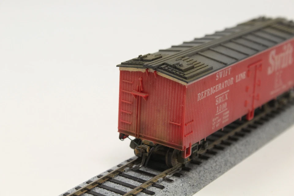 HO Varney 40' 木质冷藏 Swift SRLX 1200 RTR 红色 超细 — 第 3/4 张图片