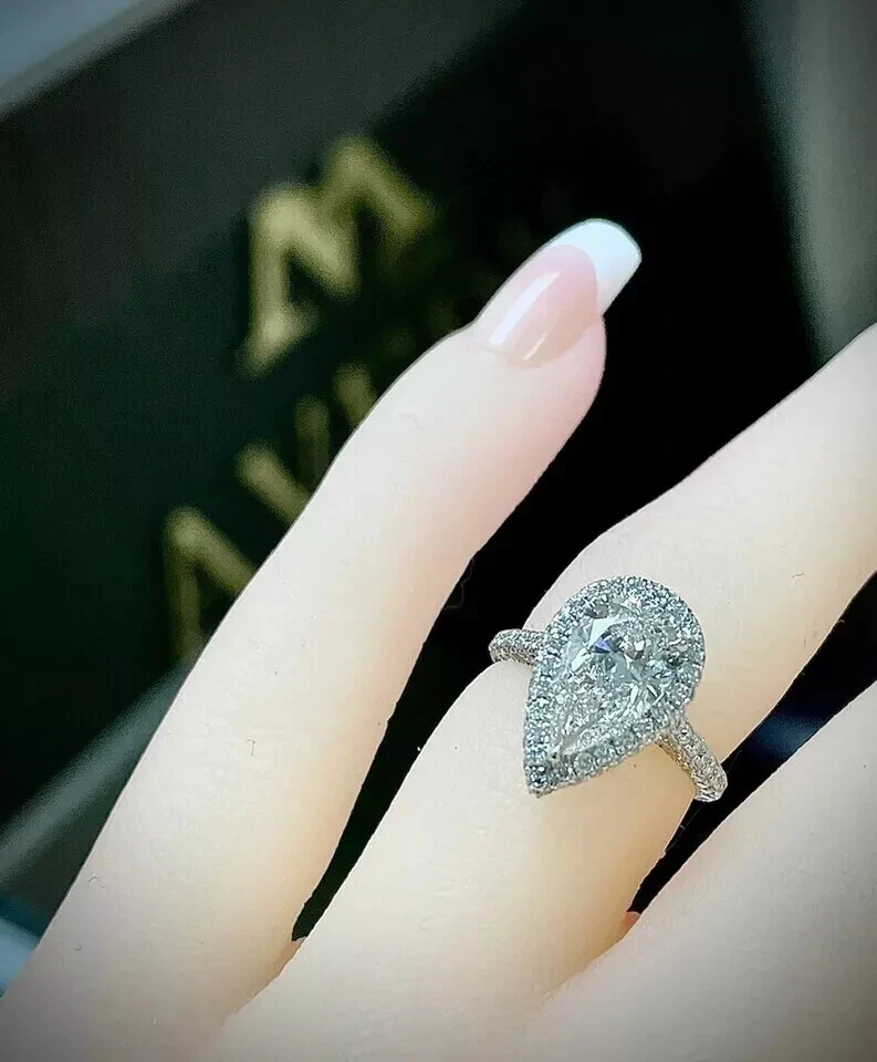 Anillo de compromiso con halo de diamantes cultivados en laboratorio IGI SI1/H talla pera de 1,80 quilates de oro blanco de 14 k Foto 3 de 4