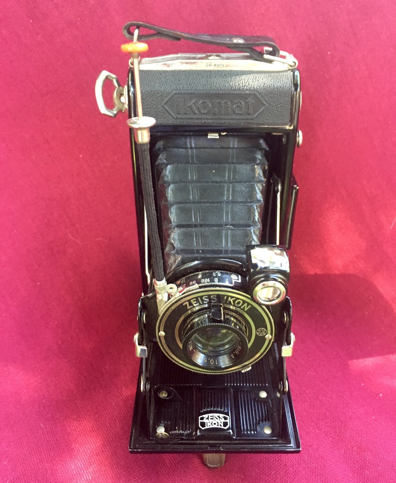 Vintage Photographic Zeiss Ikon Derval Ikomat Camera with Leather Case