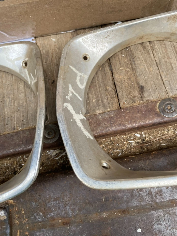 Años 70? 1975? Plumero Plymouth? Juego de bisel de faros par LH RH cromo moldura UNK Foto 4 de 4