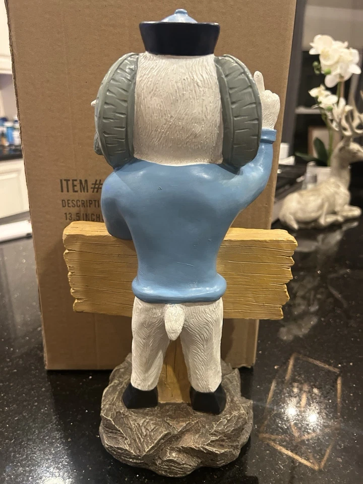 Estatua solar de 13,5 pulgadas con tacones alquitranados de Carolina del Norte con letrero abierto para fotos Foto 2 de 4