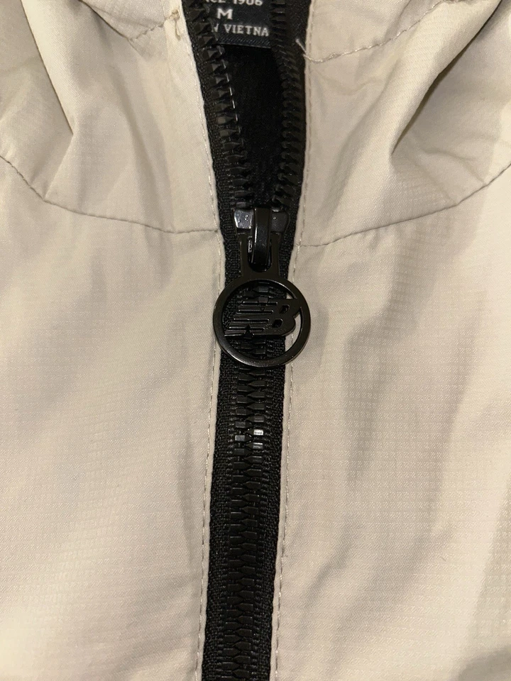 Chaqueta cortavientos New Balance para mujer con capucha beige negra talla mediana Foto 4 de 4
