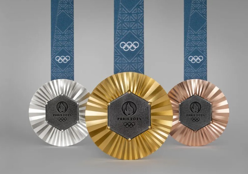 2024 Paris Games Commemorative  Medallion Set: G/S/B) with Display Stands 