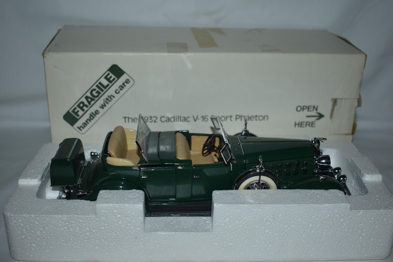 1932 Cadillac Danbury Mint Classic Cars Danbury Mint 1:24 1932