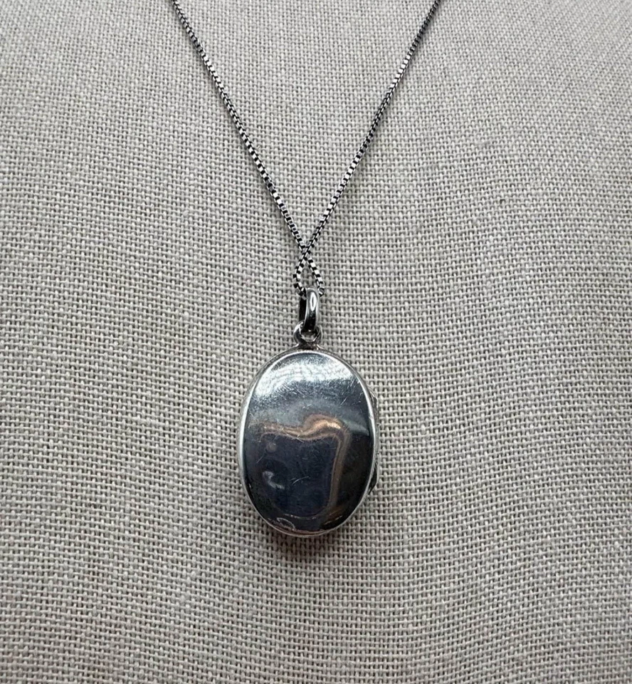 Hermoso collar medallón ovalado de plata de ley con perlas rosadas Foto 3 de 4