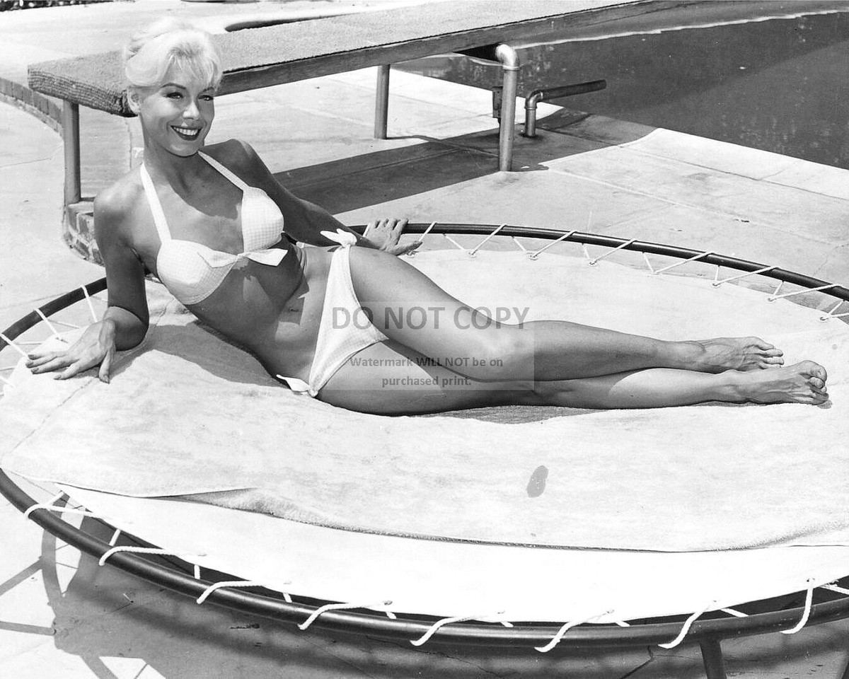 Anissa Kate as a captivating pin up