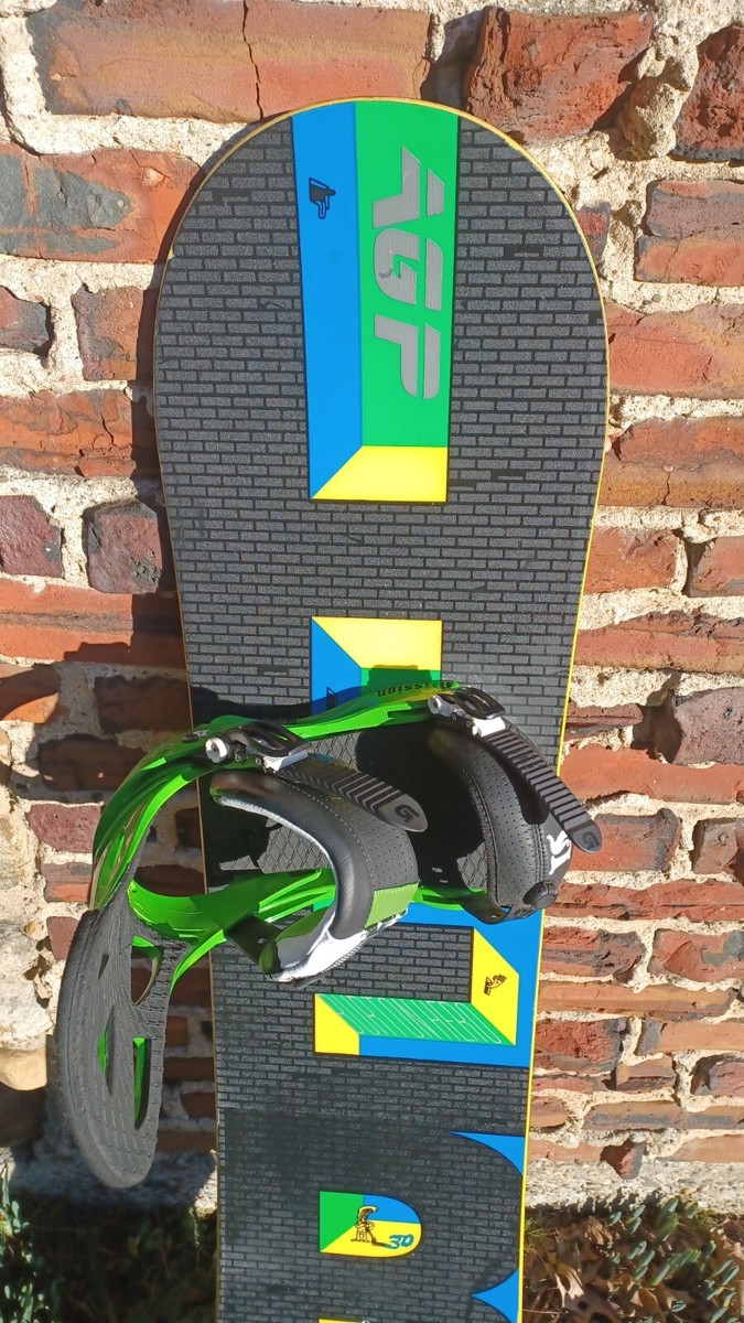 Burton Super Hero Smalls 130cm Snowboard with Mission Burton Super Hero Smalls 130cm Snowboard with Mission