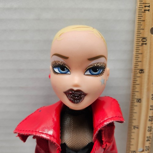 2012 Bratz STYLE STARZ CLOE Doll w/ Original Outfit Shoes + 2 Wigs - Picture 4 of 13