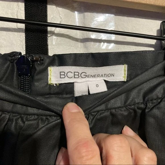 Falda de cuero sintético cintura alta BCBGeneration - Talla 0 Foto 3 de 4