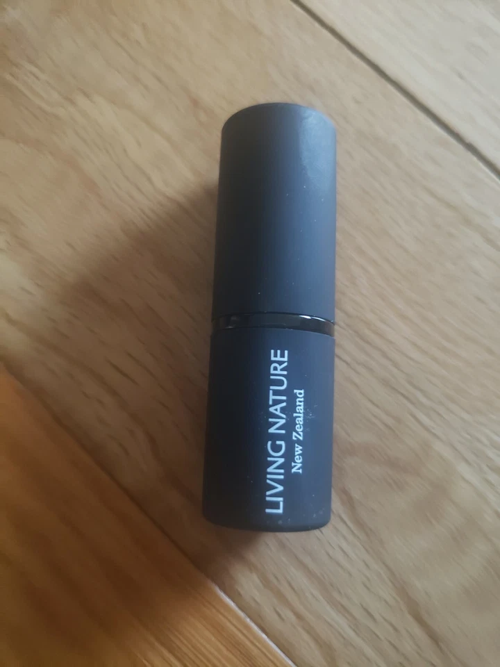 Lápiz labial Living Nature. Certificado natural. Wildfire 11. Hecho en Net Zealand! 4g Foto 4 de 4
