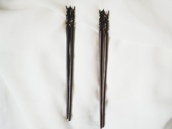 Ein Paar geschnitzte Holzstäbe (chinesischer Stil).