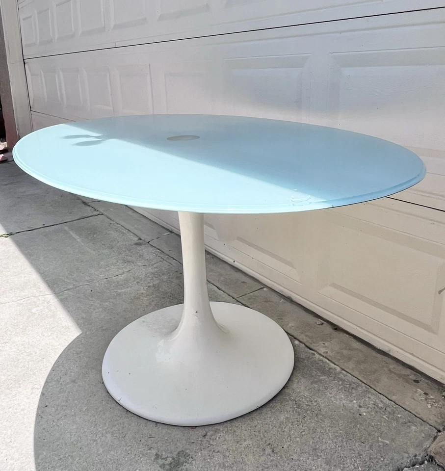 Mesa de tulipán estilo moderno de mediados de siglo con tapa de vidrio azul escarchado Foto 2 de 4