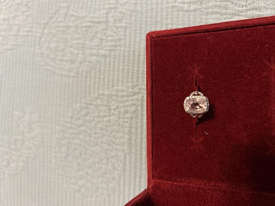 Anillo de oro rosa morganita rosa melocotón 14k con diamantes alrededor de piedra Foto 2 de 4