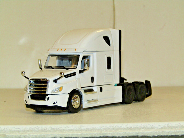 Dcp white Freightliner Cascadia sleeper tractor 1/64 new no box Dcp white Freightliner Cascadia sleeper tractor 1/64 new no box