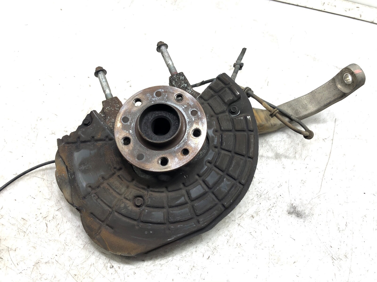 2014-2020 MASERATI GHIBLI 3.0L V6 RWD LEFT DRIVER FRONT SPINDLE KNUCKLE HUB OEM.