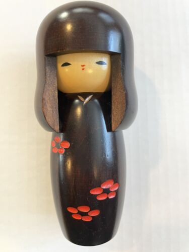 VTG Japanese 4 3/4” Hand Painted Carved Wooden Kokeshi Doll Red Flower Kimono - Zdjęcie 1 z 10