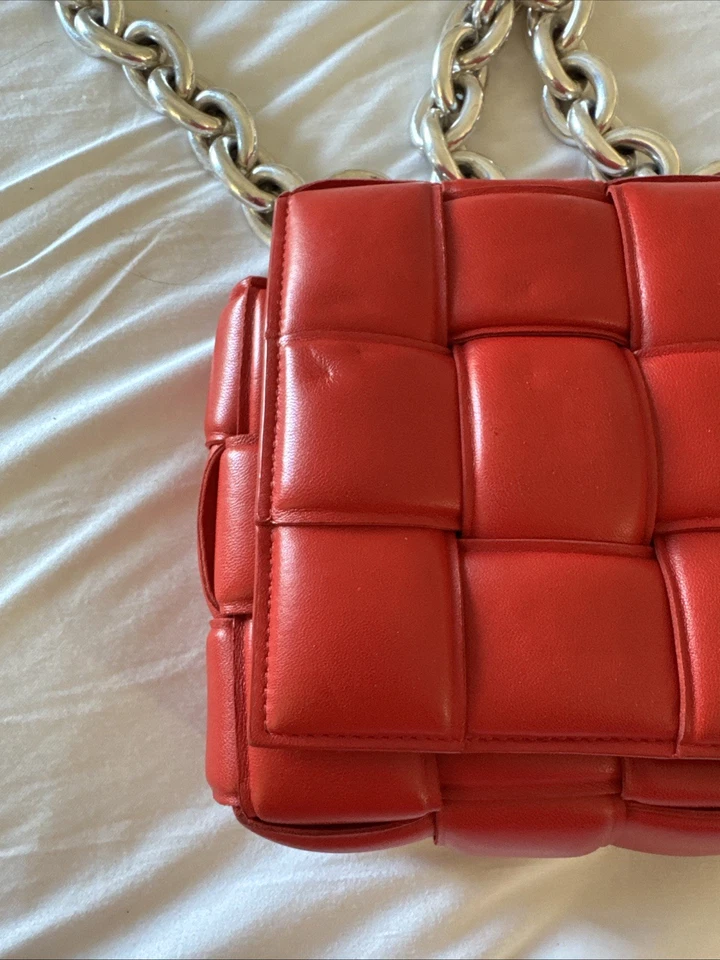 Bolso Bottega rojo cadena correa para el hombro herrajes plateados para mujer Foto 2 de 4