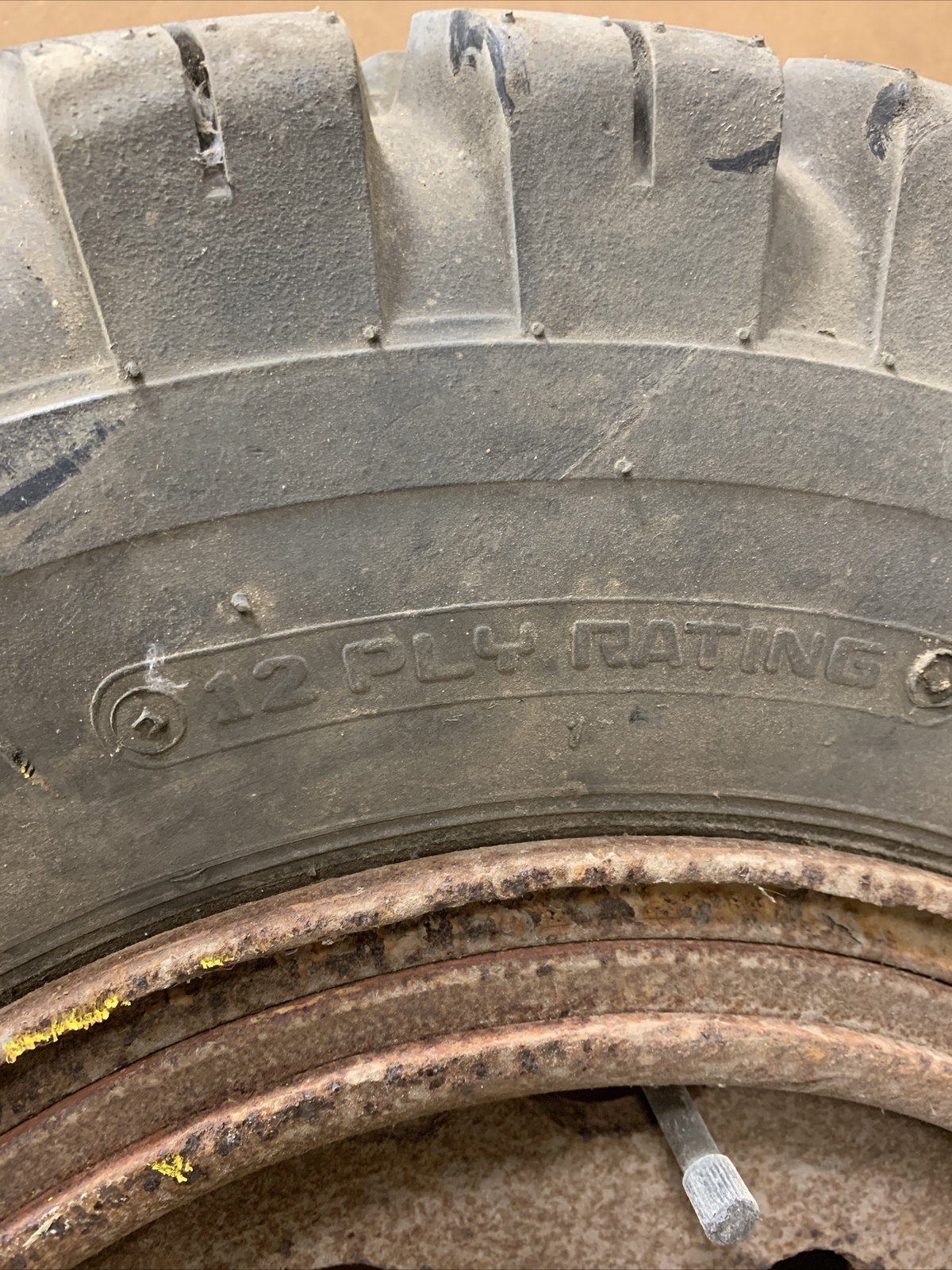 Deestone ET890 Forklift Tire With Rim 12ply 7.0015 (30x815) Air 6 Lug