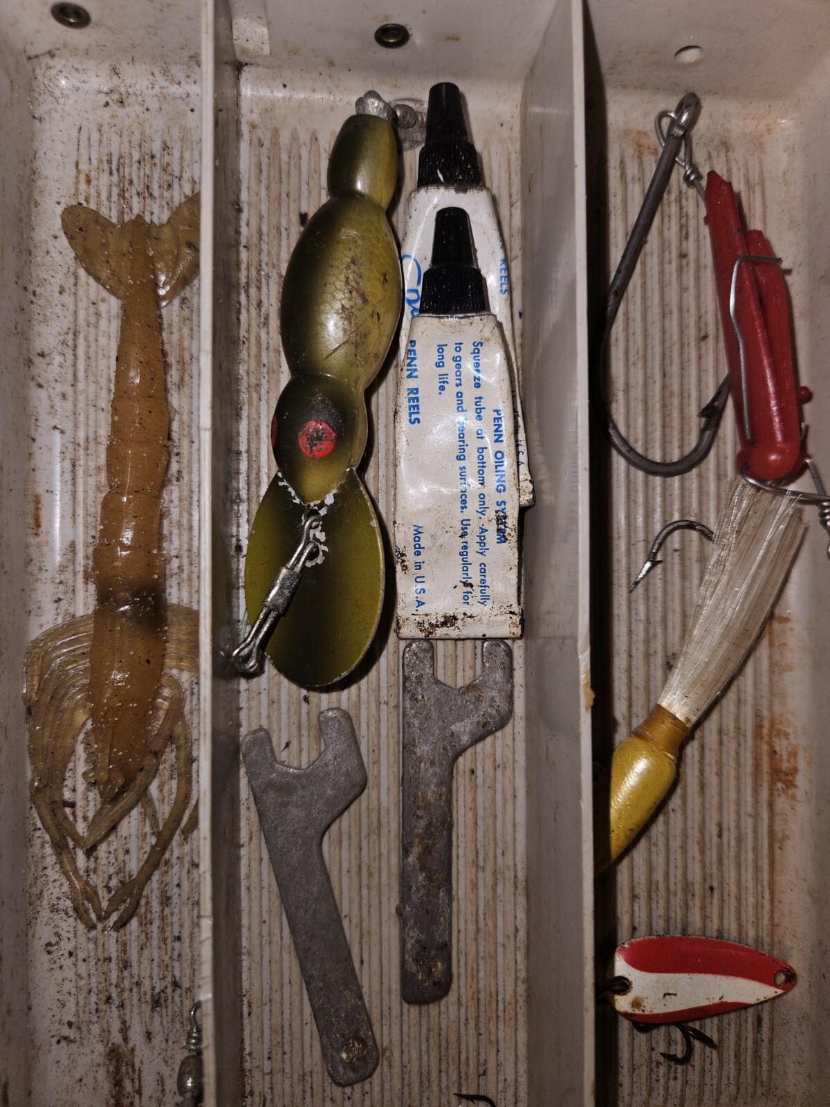 PLANO TACKLE BOX FULL OF FISHING LURES CRANKBAIT Old Lures Will Clean