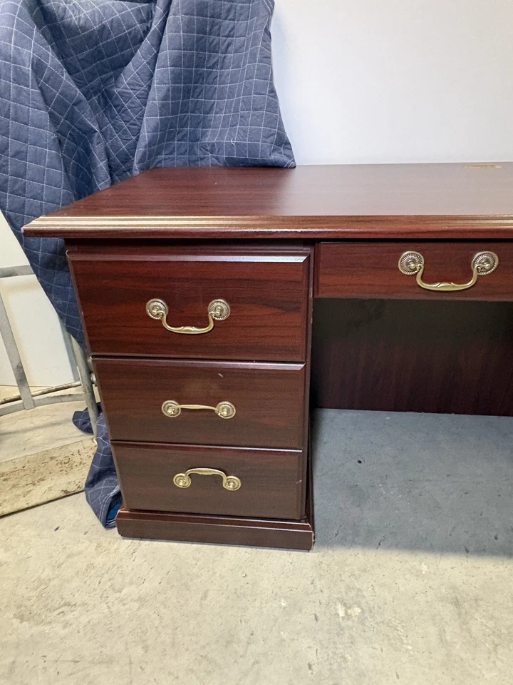 🔥 Stunning Tradition Mahogany Desk 7 Drawers – Elegant & Classic ✨ - Image 2 of 4
