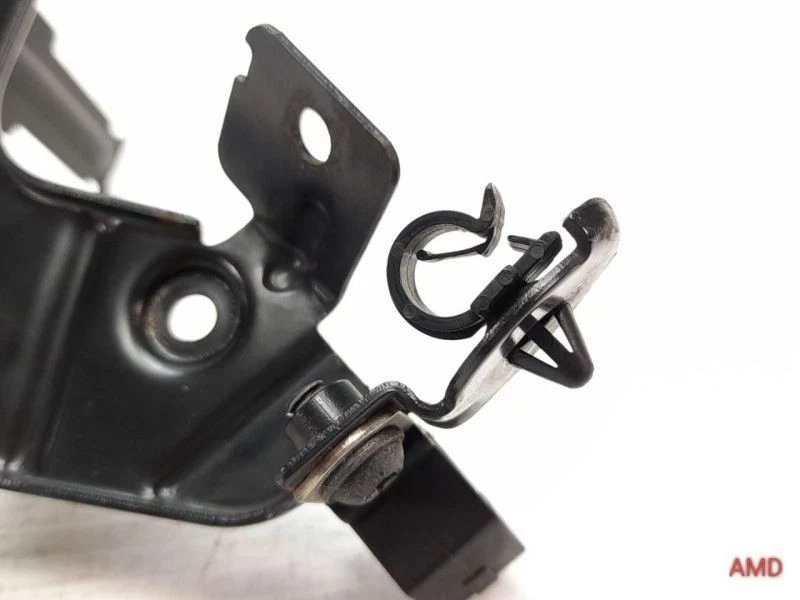 2005 BMW 330ci 325ci 325i 330i E46 Fuel Pipe Bracket Holder 11617502272 - Image 3 of 3