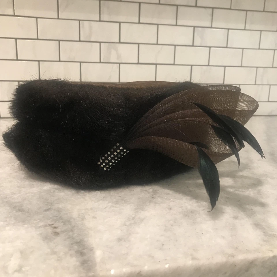 Sombrero de Colección Donna Vinci Couture para Mujer Caja de Pastilleras de Piel Pluma Lentejuelas Art Deco Foto 3 de 4