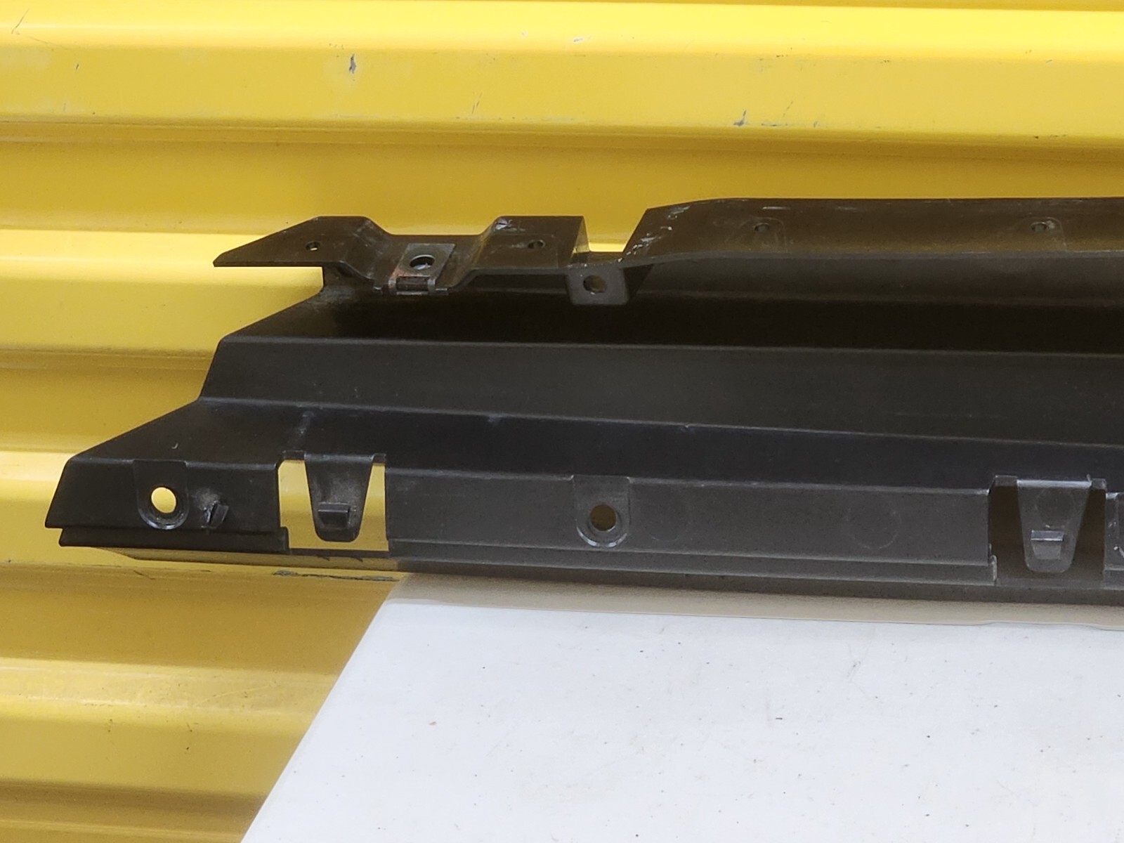 MCLAREN SKIRT DOOR RIGHT MOLDING BRACKET OEM 22AC951GP GENUINE ORIGINAL OEM