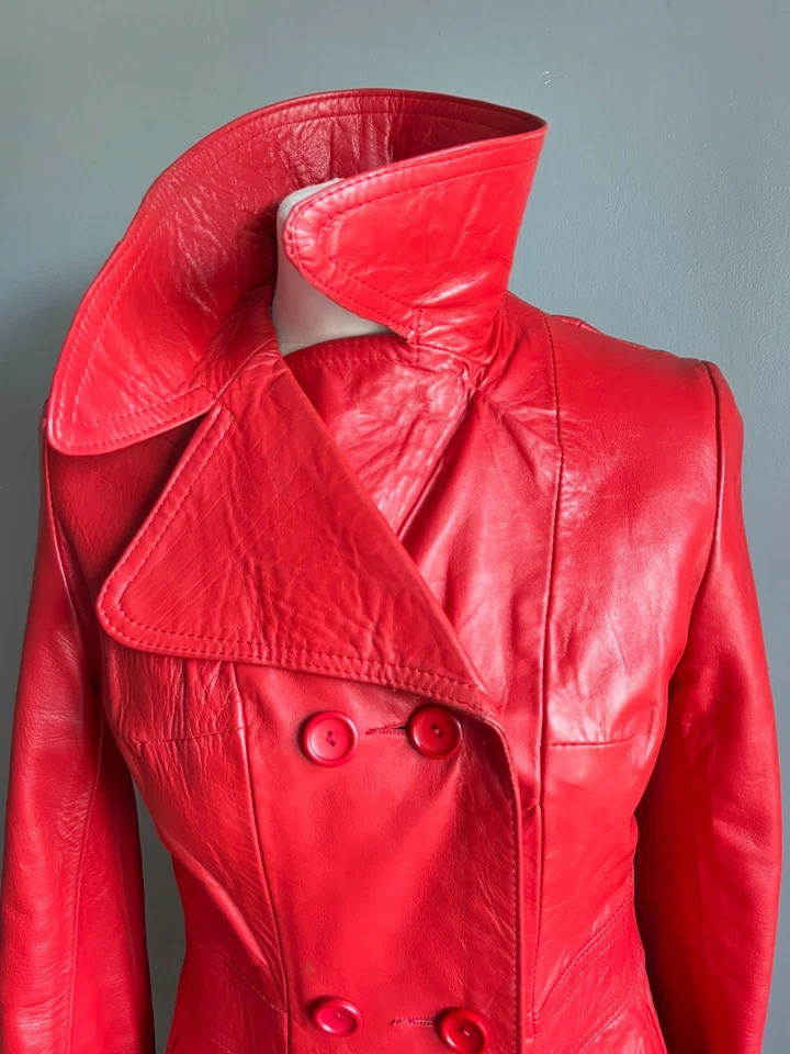 VINTAGE Abrigo de cuero rojo gabardina 6 8 largo suave militar solapa ancha punk Foto 2 de 4