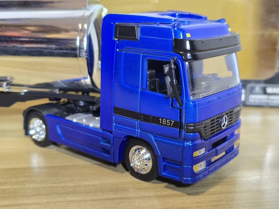 Camión cisterna NewRay Mercedes-Benz ACTROS 1857 escala 1:43 azul/plateado camión de larga distancia Foto 2 de 4