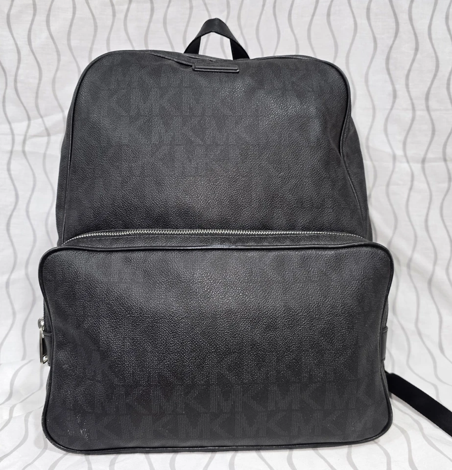 Mochila grande Michael Kors de cuero negro con bolsillos logotipo MK Foto 2 de 4