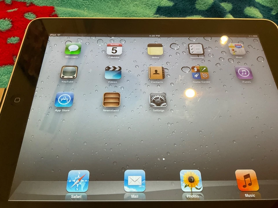 Apple iPad 1st Gen. 32GB, Wi-Fi, 9.7in - Black - Image 3 of 4