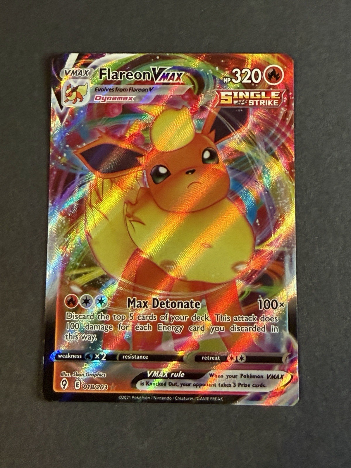 Pokémon TCG Flareon VMAX Full Art Evolving Skies 18/203