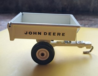 Vintage Ertl WHITE John Deere Metal Lawn Garden Trailer Dump Cart/ Wagon CLEAN