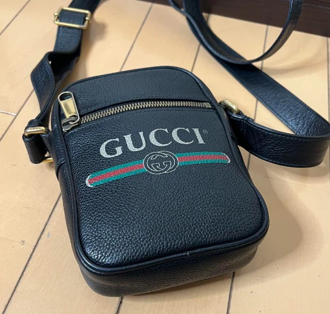 Sac bandoulière GUCCI cuir grainé noir bandoulière logo vintage quincaillerie dorée