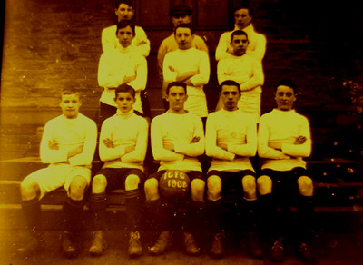 Traumhafte magische Laternenfolie zeigt eine Fußballmannschaft von 1908