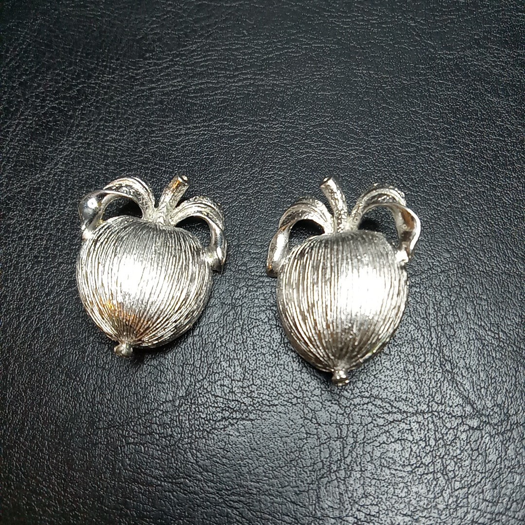 Vintage Jewelry SARAH COVENTRY Apple Clip On Earrings Silver 10084