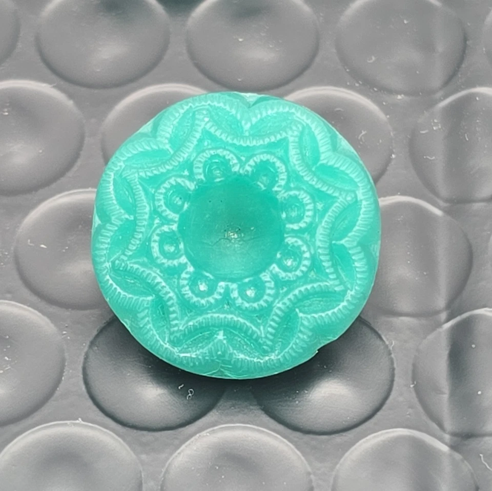 Juego de 6 botones de gota de goma de vidrio de uranio vintage verde azulado Foto 3 de 4