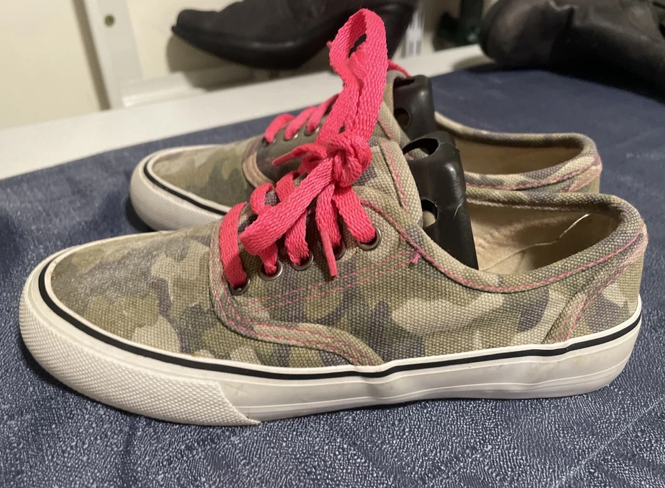 Lindos zapatos camuflados Mossimo Supply Co para mujer talla 6 Y2K preppy patinador punk Foto 3 de 4