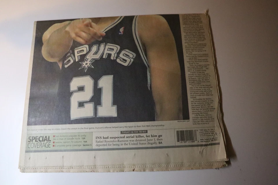 CAMPEONATO DE LA NBA, CAMPEONES! PERIÓDICO SAN ANTONIO SPURS DE JUNIO 199, cubierta de Tim Duncan Foto 3 de 3