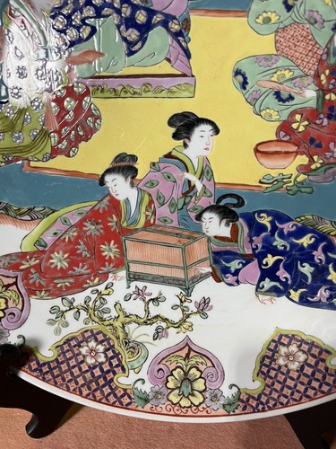"Placa de cargador de porcelana japonesa fina y antigua de 18"" con figuras". - Imagen 3 de 10
