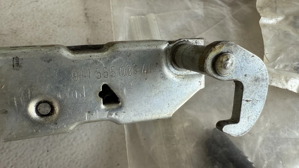 Оригинальная защелка сверху для Porsche 911 SC Targa — 911.565.031.41 и штифты выравнивания - Изображение 2 из 4