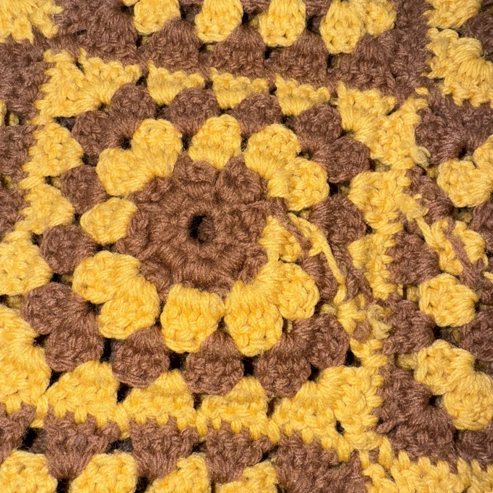 Manta cuadrada de ganchillo Daisy Granny 68”X 48” de colección hecha a mano marrón y dorada Foto 4 de 4