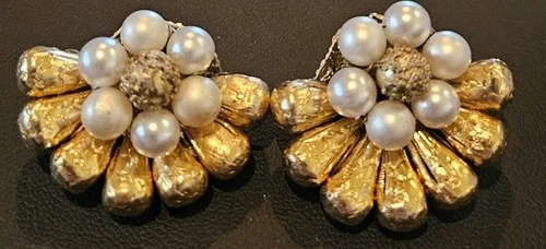 VINTAGE GOLD PLATED FAUX PEARLS FLOWER CLIP ON EARRINGS Marked JAPAN