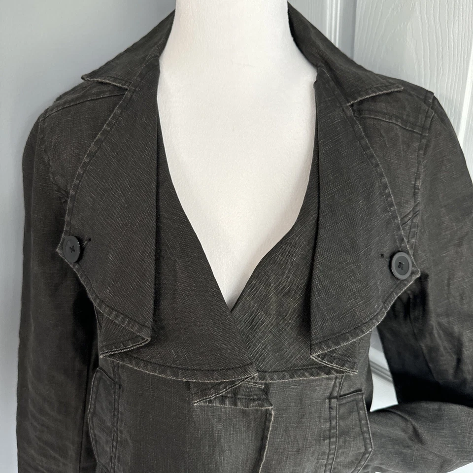 Chaqueta corta asimétrica a presión frontal con volantes solapa negra oliva utilitaria Foto 2 de 4