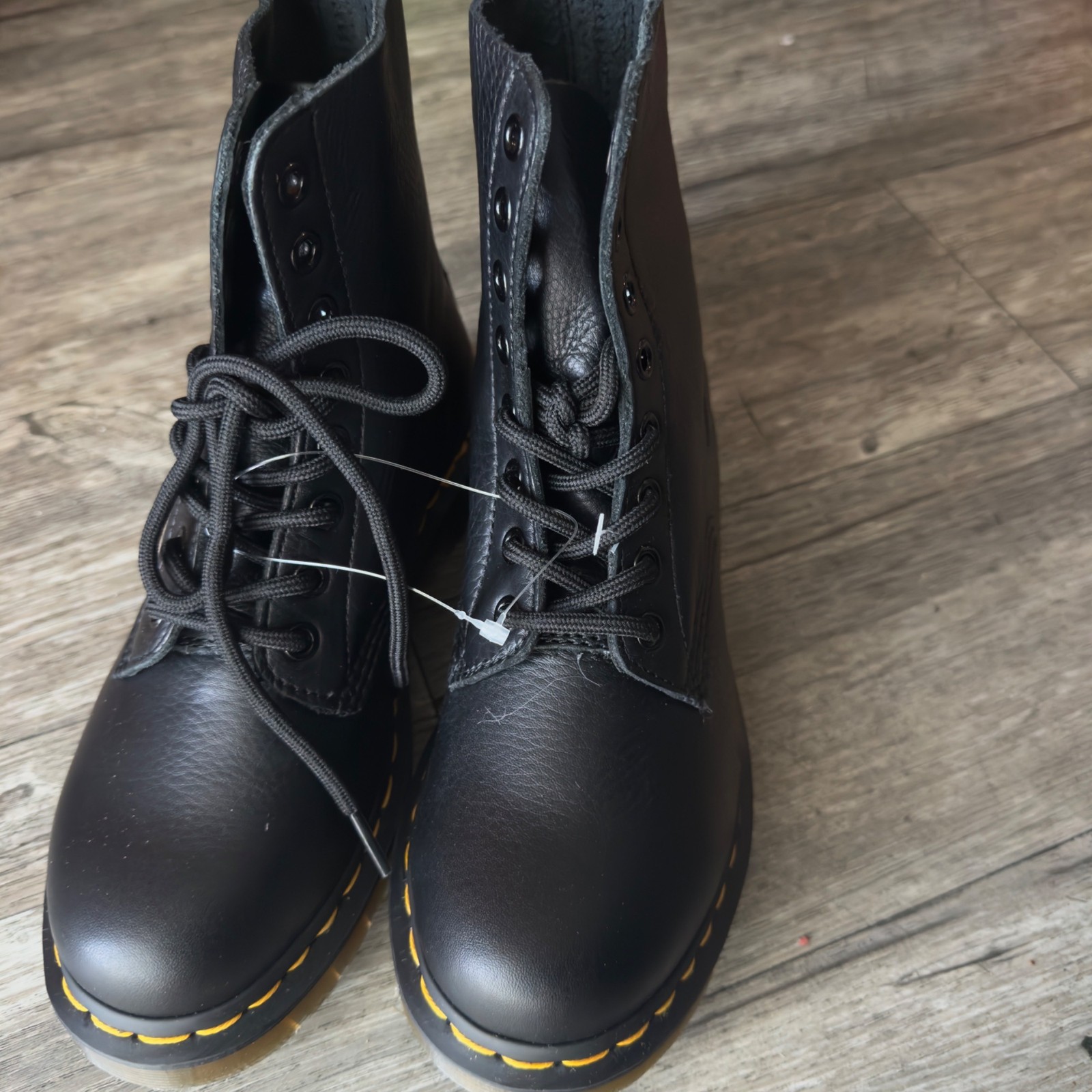 SAOLA Stivali Dr. Martens 1460 Pascal in pelle nera con cuciture gialle e suola AirWair taglia 6